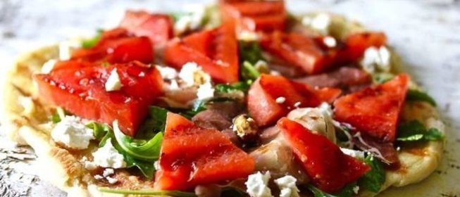 Пицца с арбузом, рукколой, сыром и прошутто