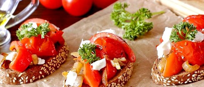 Брускетта с перцем, помидорами и соусом песто