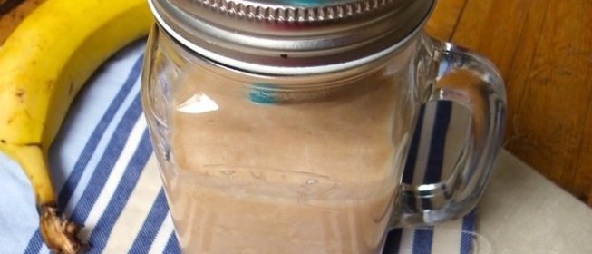 Банановый коктейль на кокосовой воде с корицей