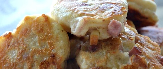 Оладьи с копченым сыром и колбасой