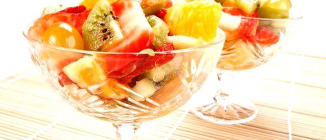 Ананасы с шампанским и смесью свежих фруктов