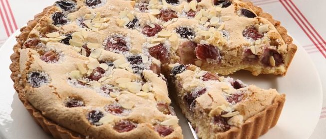 Пирог с виноградом и миндалем