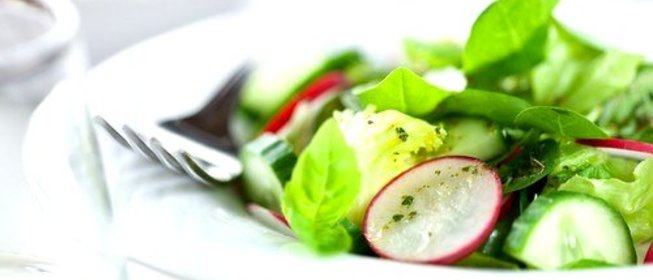 Классический французский салат из крапивы