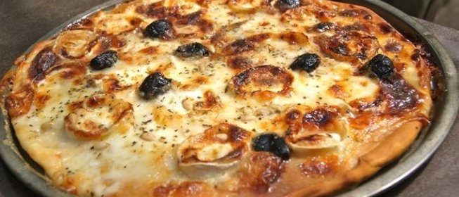Пицца с моцареллой и козьим сыром