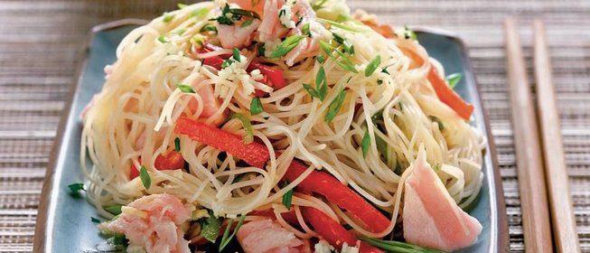 Салат с тунцом и рисовой лапшой