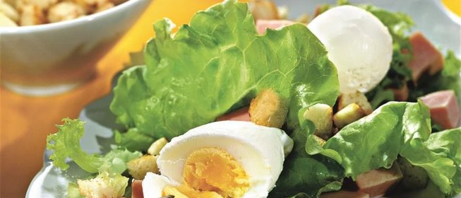 Салат из ветчины с яйцами-пашот и крутонами