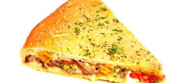 Закрытая пицца с сельдью, томатами и базиликом