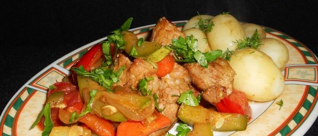 Свинина жареная с овощами