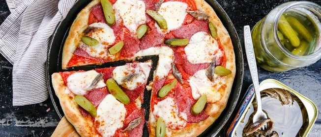 Пицца с колбасой и солеными огурцами