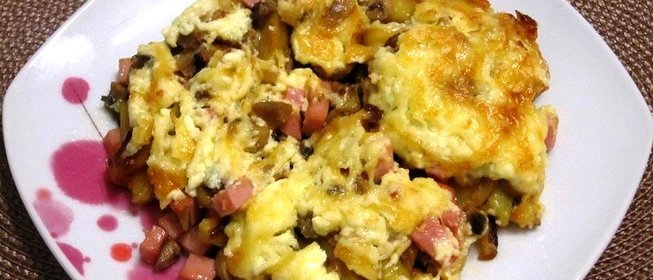 Запеканка с колбасой и грибами