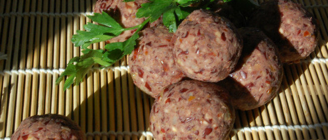 Шарики из фасоли с кизилом