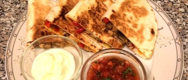 Кесадилья с курицей и грибами