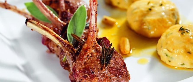 Баранина и ленивые вареники с ароматными травами с соусом из шалфея