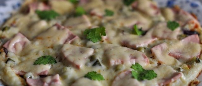 Пицца на сковороде с ветчиной