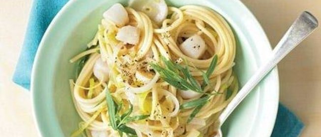 Спагетти с морскими гребешками и луком