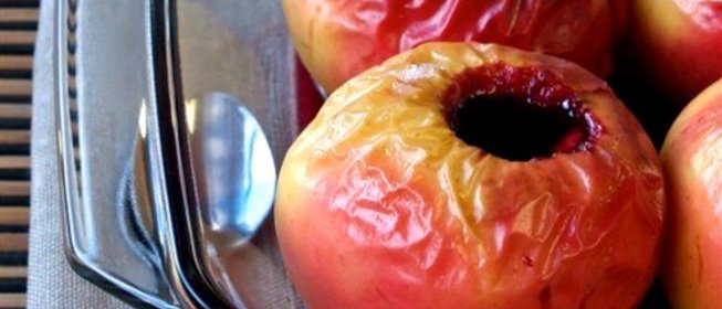 Печеные яблоки с вареньем