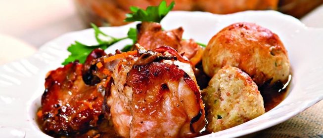 Курица, тушеная в вине, с пряными клецками