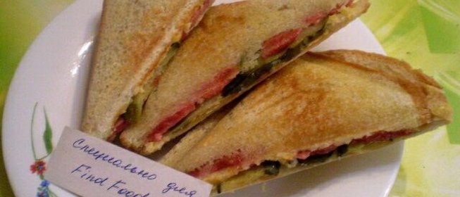 Сэндвичи с сосисками и солеными огурцами