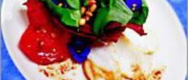 Салат из копченого морского черта с душистой фиалкой