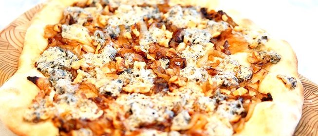 Пицца с сыром с плесенью