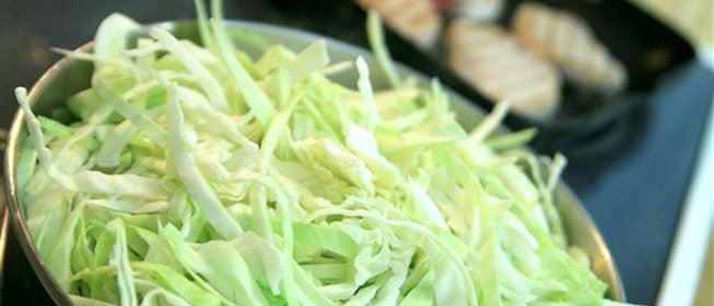 Тертая кисло-сладкая капуста в раскаленном масле с горчичными семенами