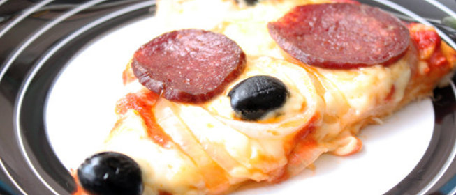 Пицца с колбасой