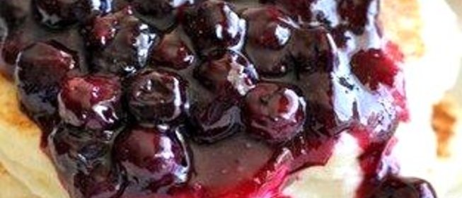 Лимонные блины с рикоттой и черничным соусом