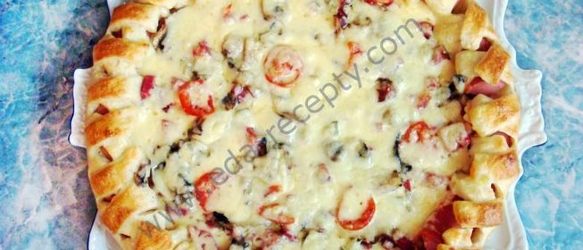 Праздничная пицца с солеными огурцами и колбасой