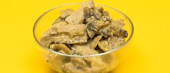 Свинина обжаренная в шампиньонах со сливками