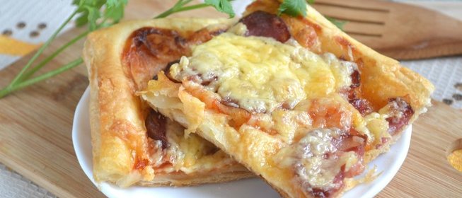 Пицца на слоеном тесте в духовке