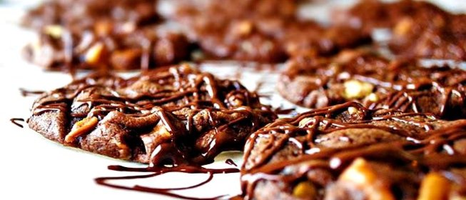 Шоколадное печенье с орехами