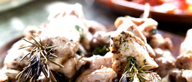 Свинина, жаренная на розмариновых шпажках