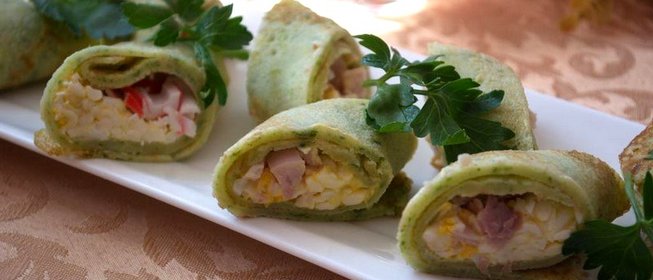 Блинные рулетики с крабовыми палочками и курицей