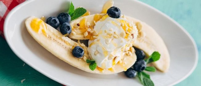 Банана-сплит с йогуртом и джемом