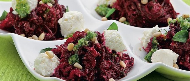 Свекла с козьим сыром и песто из базилика