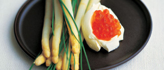 Белая спаржа с красной икрой