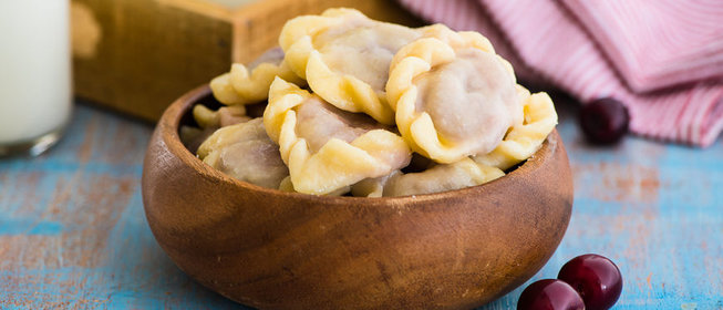 Вареники с вишней на пару