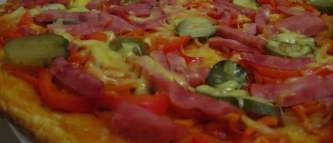 Пицца с морковкой по-корейски, соленым огурцом и ветчиной