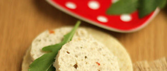 Куриная колбаса с бурым рисом на рисовом блинчике