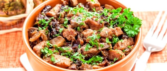 Свинина, жаренная с грибами и черносливом
