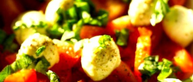 Капрезе с шариками моцареллы и соусом песто