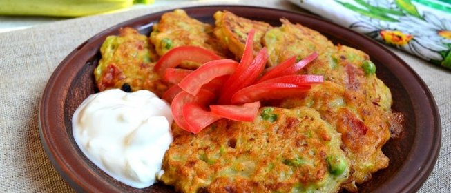 Кабачковые оладьи с помидорами и свежим горошком