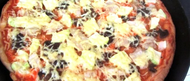 Домашняя пицца с курицей и грибами