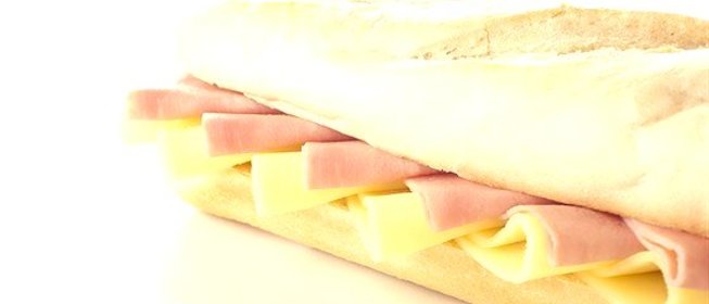 Французский багет с ветчиной серрано, манчего и инжирным джемом