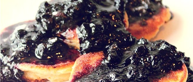 Сырники с черничным топпингом