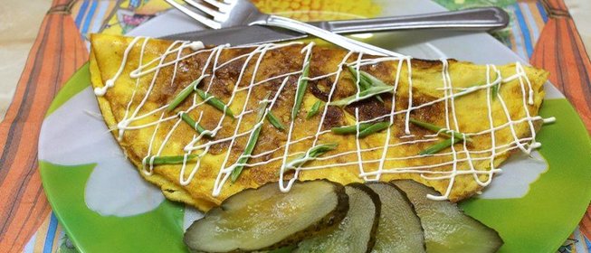 Омлет из двух яиц фаршированный твердым сыром и грибами