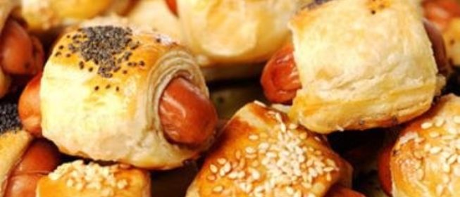 Сосиски в тесте с сыром и луком