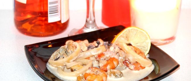 Морской коктейль под сливочным соусом