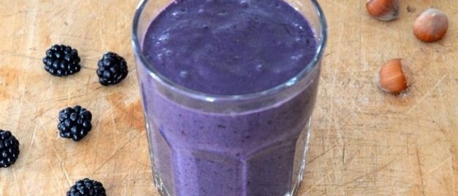 Ежевичный смузи с пастой из фундука