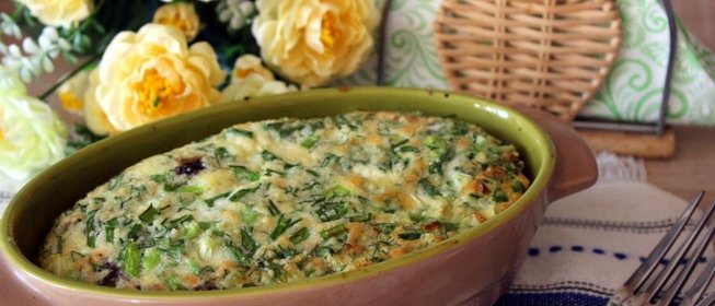Зеленый омлет с брокколи, шампиньонами и кускусом